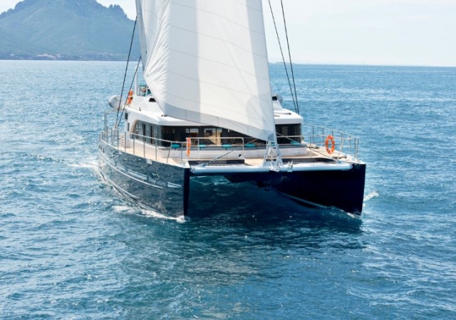  戛纳附近的双体船巡游 